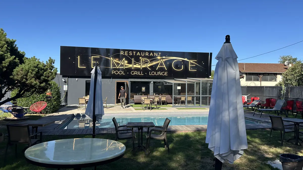 Le bassin et les tables dressées tout autour, sous les parasols