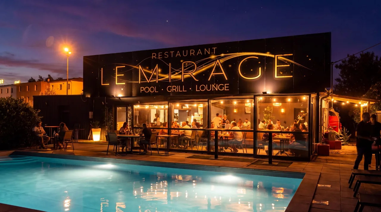 Le Mirage à la nuit tombée : l’enseigne dorée et la véranda éclairée, pleine de monde